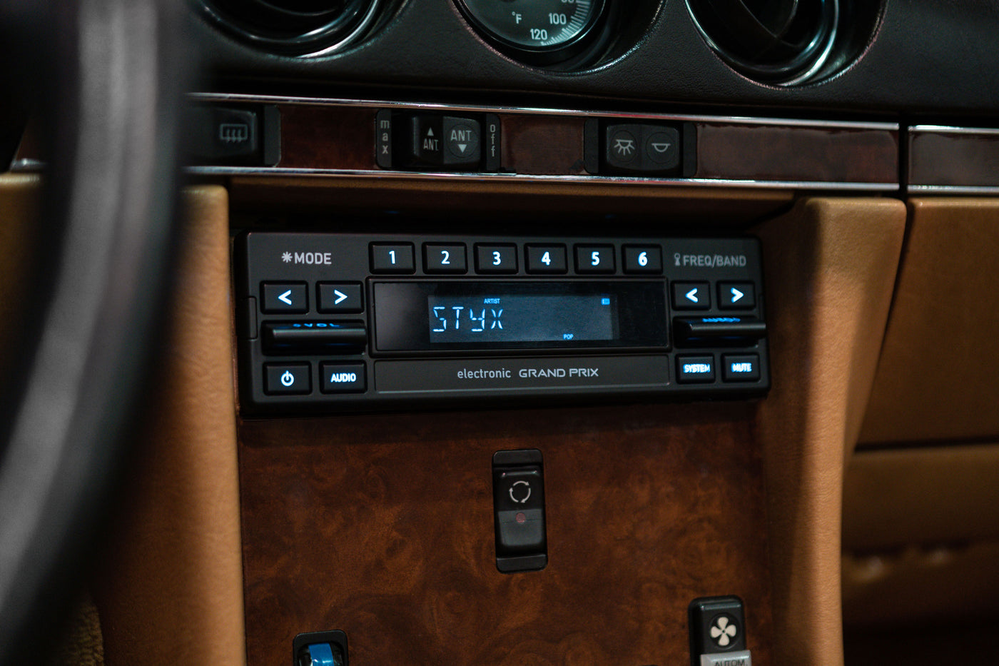 Retro Sound RSD-TRIM-6DAB Bluetooth 1DIN DAB Autoradio Vintage Us-Cars  Oldsmobil